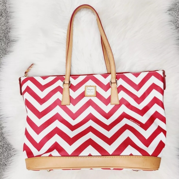 Dooney & Bourke Red and White Chevron Tote Bag W/Matching Wristlet Pouch EUC - Picture 2 of 8